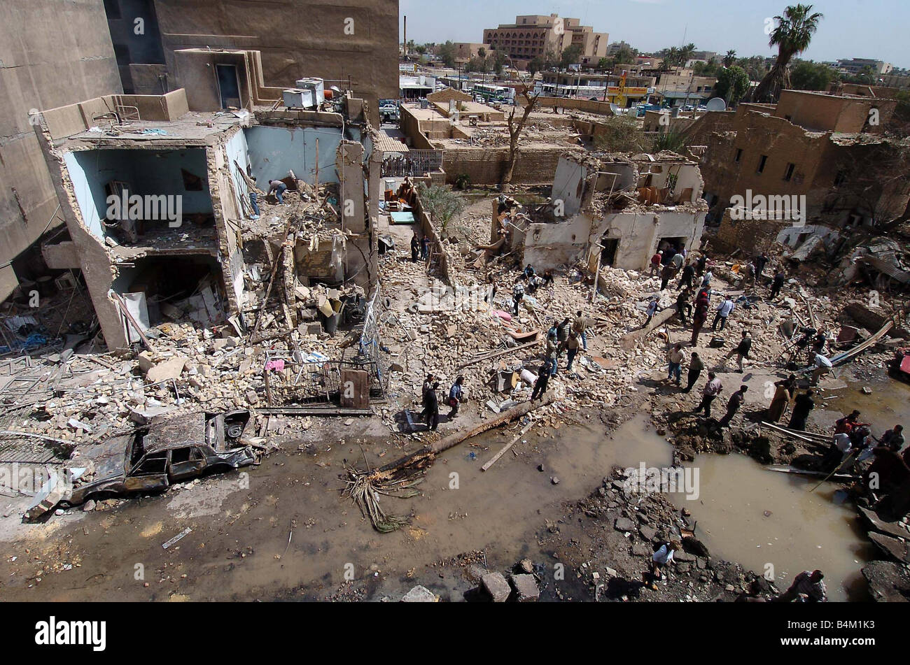 Dommages de guerre de l'Iraq sur une vaste zone après l'énorme bombe a détruit le mont Liban à travers la route de l'hôtel dans le quartier de Bagdad à Kerrada Banque D'Images