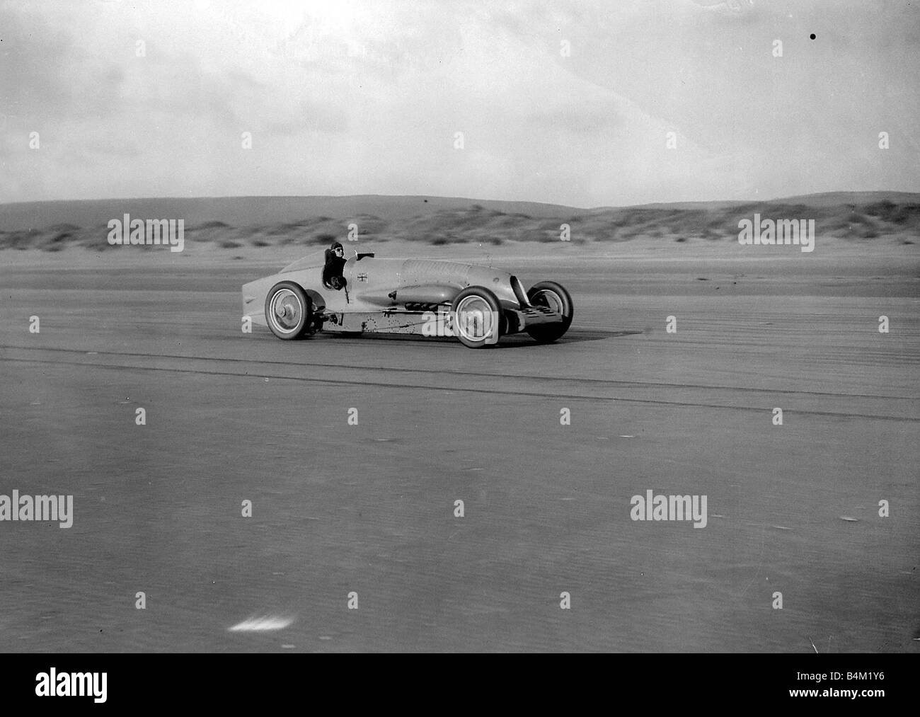 En ce jour, 3 septembre 1935 un nouveau record de vitesse est réglé par la Grande-Bretagne s célèbre démon de vitesse Sir Malcolm Campbell sur la Bonneville Salt Flats dans l'Utah Le Capitaine Malcolm Campbell s Voiture de course Bluebird Jan 1927 à Pendire com 2003 Mirrorpix de sables bitumineux Banque D'Images