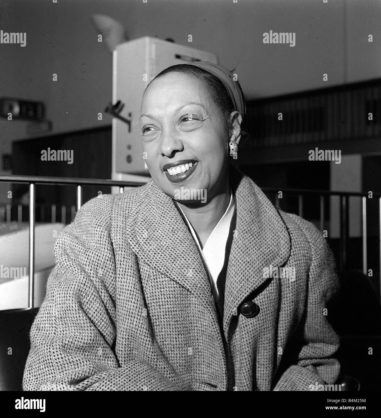 Josephine Baker Mai 1958 53 ans une fois connu sous le nom de la Vénus d'ébène et qui compte neuf enfants adoptés vu ici à l'arrivée à l'aéroport de Londres pour une émission de télévision Banque D'Images