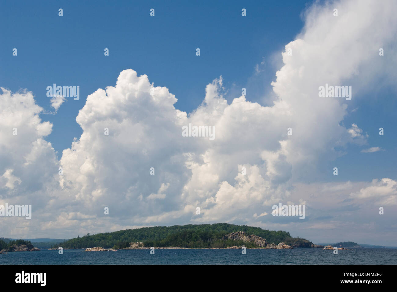 Vue d'une rive du lac Supérieur de Presque Isle Park à Marquette Michigan Banque D'Images