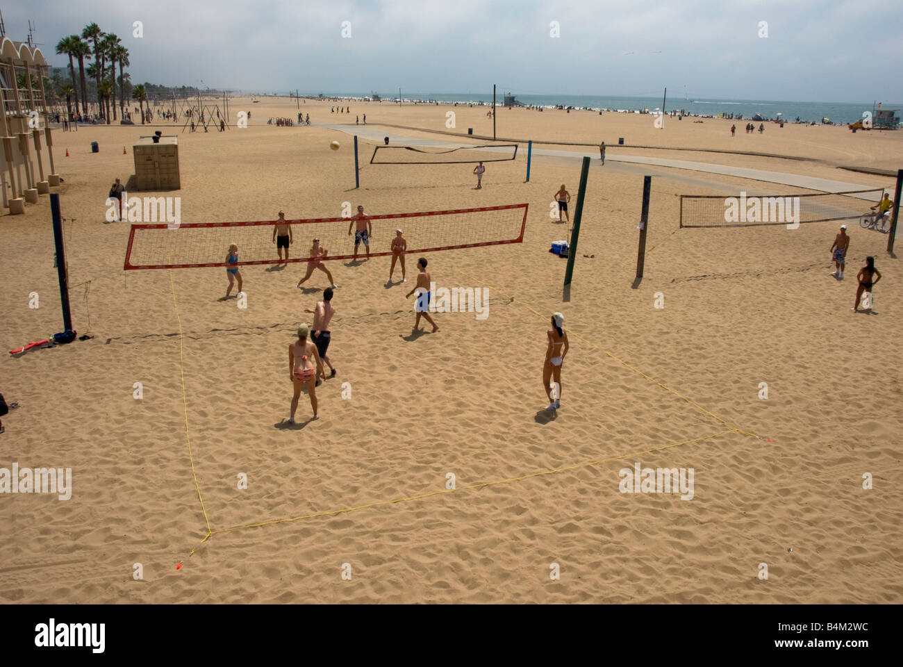 La plage de Santa Monica CA Les gens se détendre, nager, prendre le soleil, le beach-volley s'amusant joué à des jeux, châteaux de la marche Banque D'Images