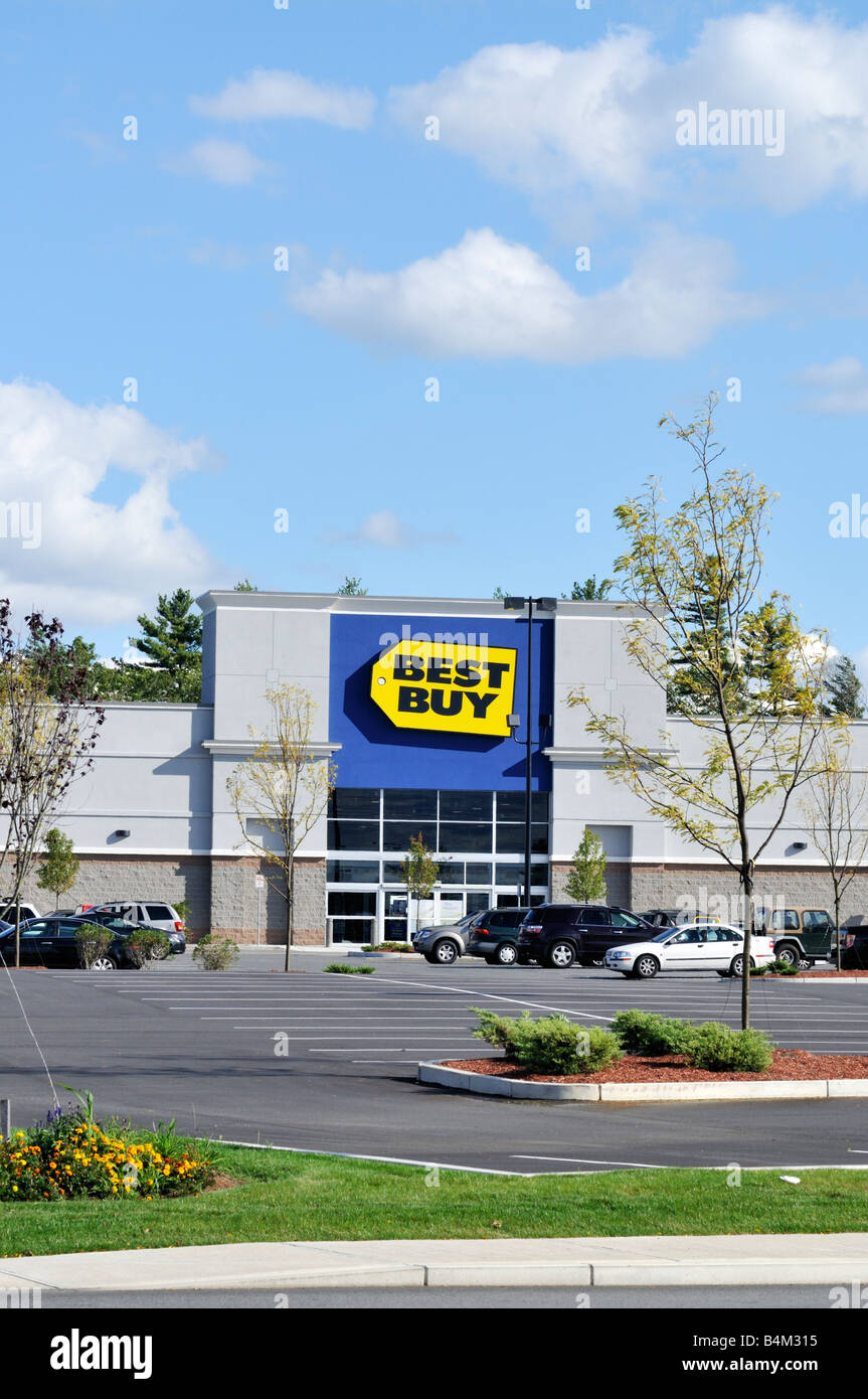 Extérieur de Best Buy store montrant entrée privée, signe, logo et de stationnement du centre commercial extérieur à Wareham, Massachusetts Banque D'Images