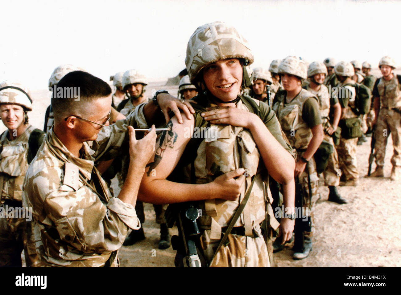 Guerre du Golfe 1990 1991 soldats reçoivent leur inoculation contre attaque aux armes chimiques lors d'un exercice d'entraînement dans le désert avant l'opération Tempête du désert Banque D'Images