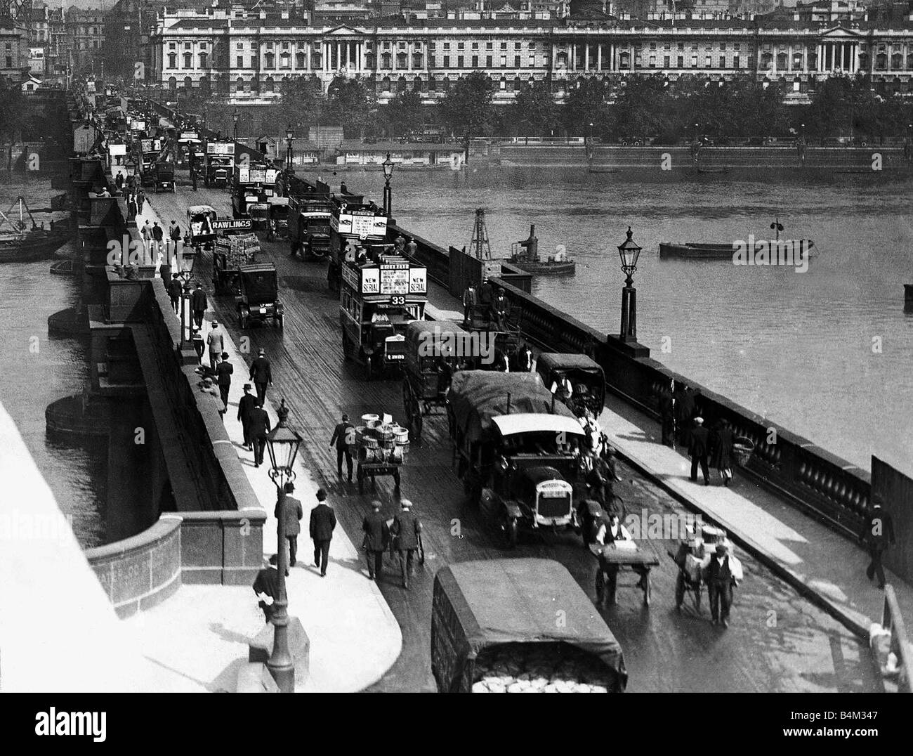 Le trafic traversant la Tamise sur le vieux pont de Waterloo London Congestion Scène de rue Les Autobus Camions Chariots à main Décembre 1925 Banque D'Images