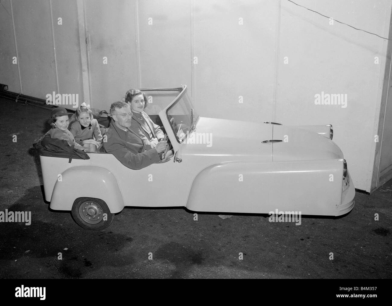 Bond Minicar trois roues un petit haut car le conducteur de cette voiture est Lt Col M G M Crosby qui est de conduire un bond Minicar dans Banque D'Images