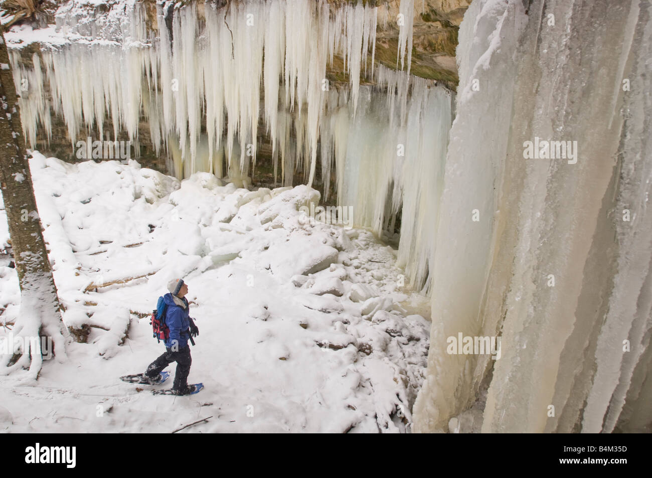 La raquette au grottes de glace Eben dans l'Hiawatha National Forest dans la Péninsule Supérieure du Michigan, près de la petite ville d'Eben Banque D'Images