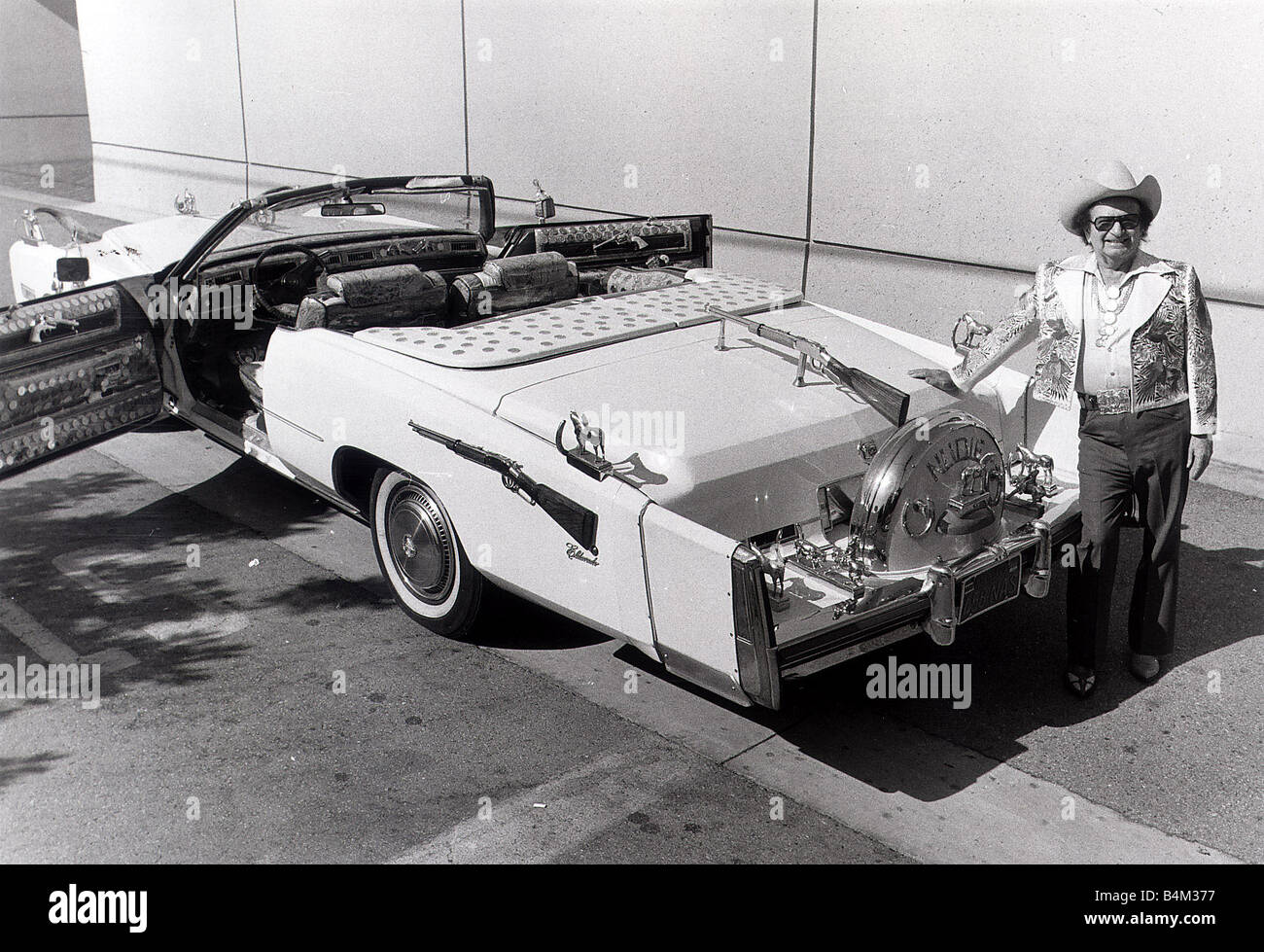 Cadillac Eldorado Convertible Nudie voiture l'homme qui fournit des vêtements à des gens comme John Wayne a transformé sa voiture en hommage à un cowboyês Horse shoes Guns Pistolets Colt 45 s carabine Winchester, voiture de Cowboy Banque D'Images