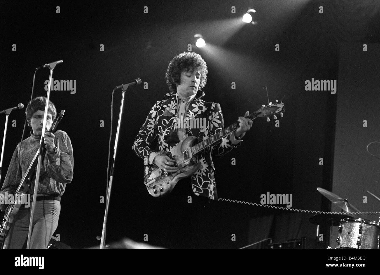 Groupe de rock progressiste Cream Avril 1967 Eric Clapton, Jack Bruce apparaissant sur scène à Wembley en piscine Empire assciation avec étoile Organisation avec Spastics Mirrorpix 30 mars marque l'anniversaire de Eric Clapton né en 1945 LAFMAR05 3003 Banque D'Images