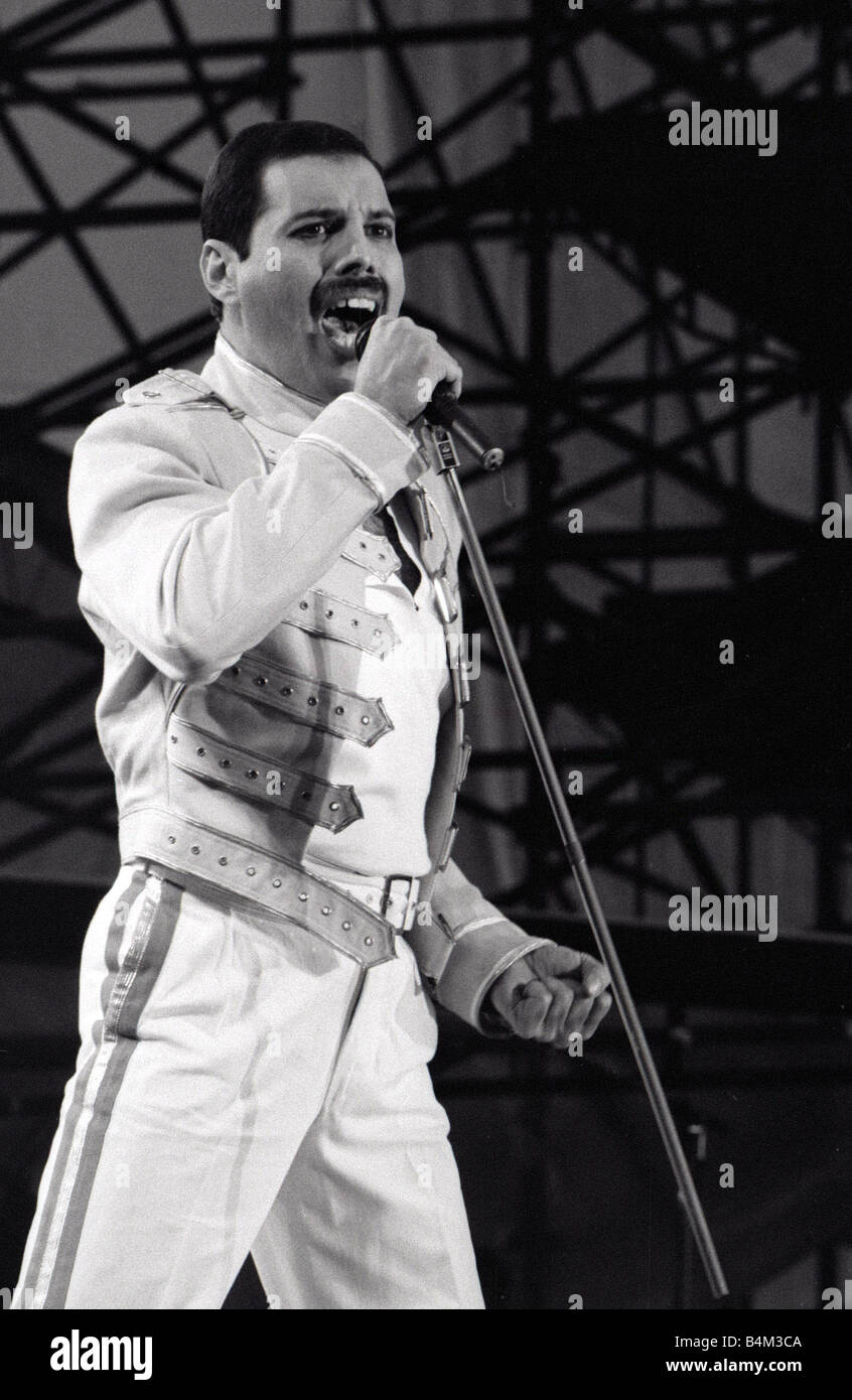 Groupe rock Queen Brian May Freddie Mercury Roger Taylor John Deacon Queen en concert à St James Park à Newcastle Freddie Mercury des années 1980 Banque D'Images