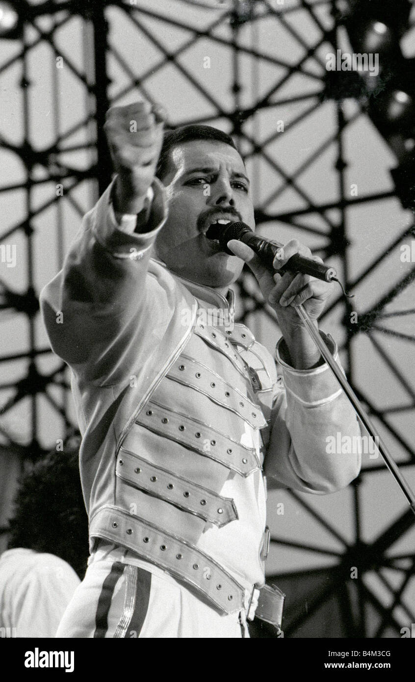 Freddie Mercury du groupe rock The Queen en concert à St James Park à Newcastle holding microphone chant clenging fist performing interprète Juillet 1986 Années 1980 Mirrorpix Banque D'Images