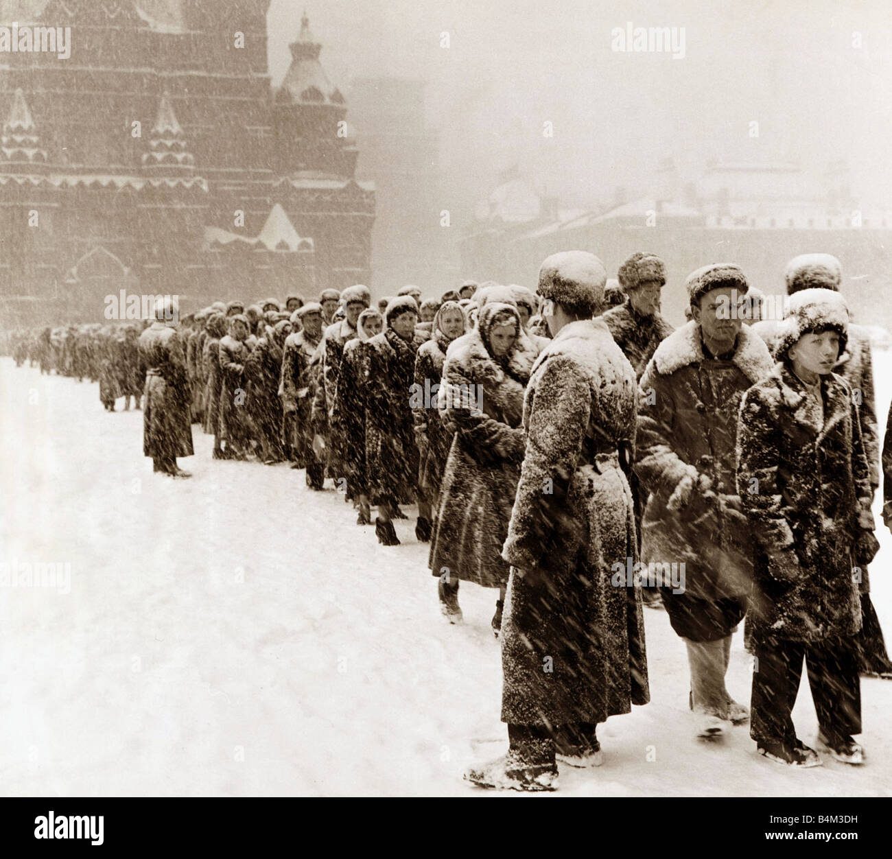 Février 1959 La Russie Moscou, la place Rouge dans la neige les gens d'attente à voir Lénine Staline tombe Banque D'Images