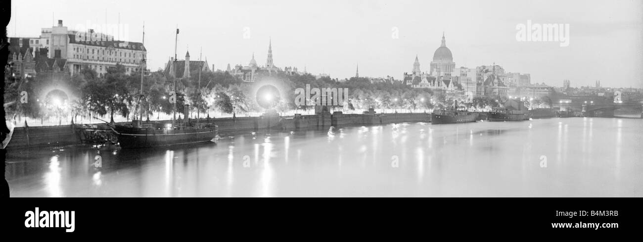 L'Embankment London by Night Cathédrale St Paul Tamise Réflexions Découverte des navires horizon de Londres Juillet 1945 1940 OP150 Banque D'Images