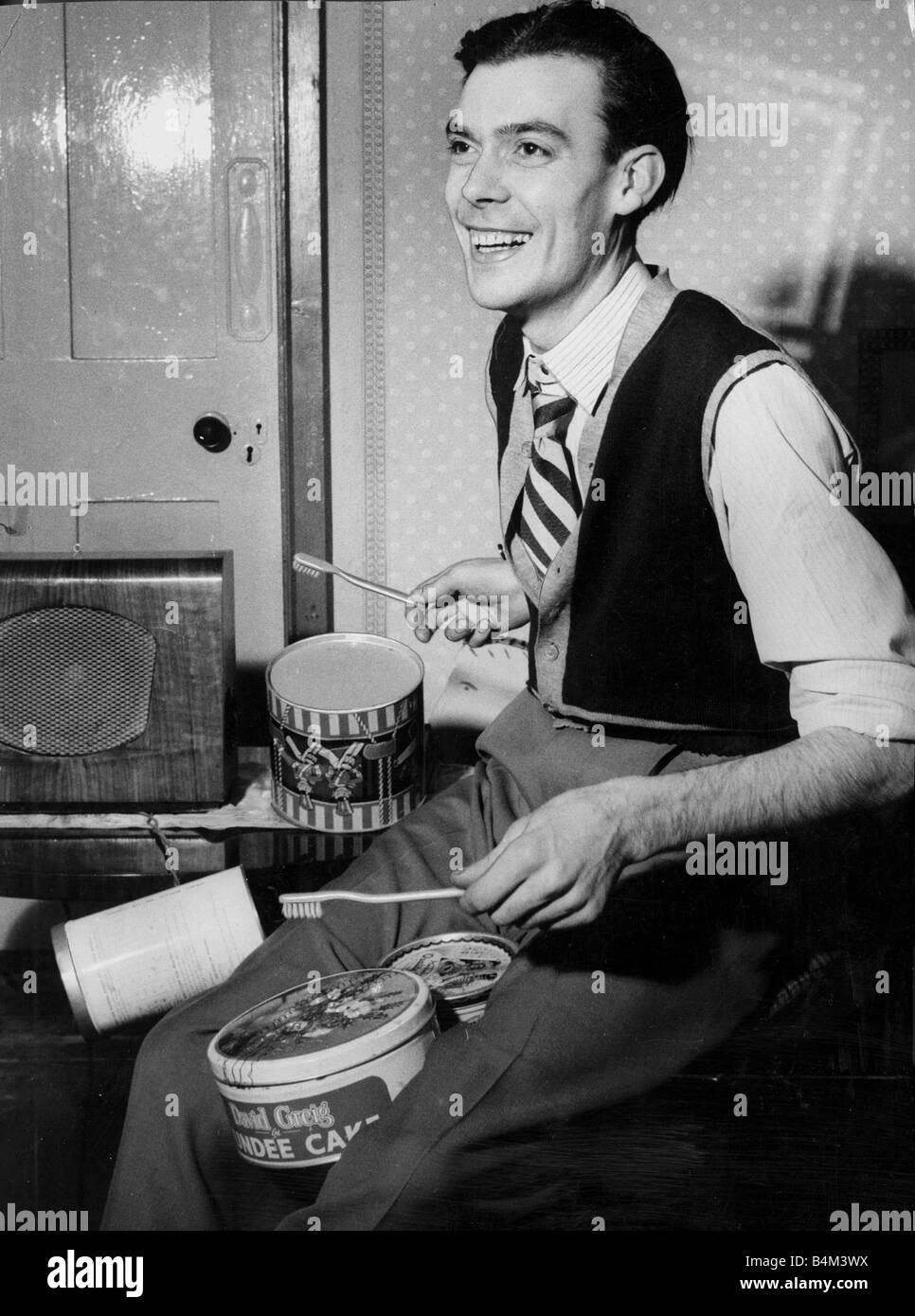 Un homme à jouer de la batterie à l'aide de brosses à dents pour les baguettes et des boîtes de dundee gâteau pour les instruments Octobre 1965 1960 Banque D'Images
