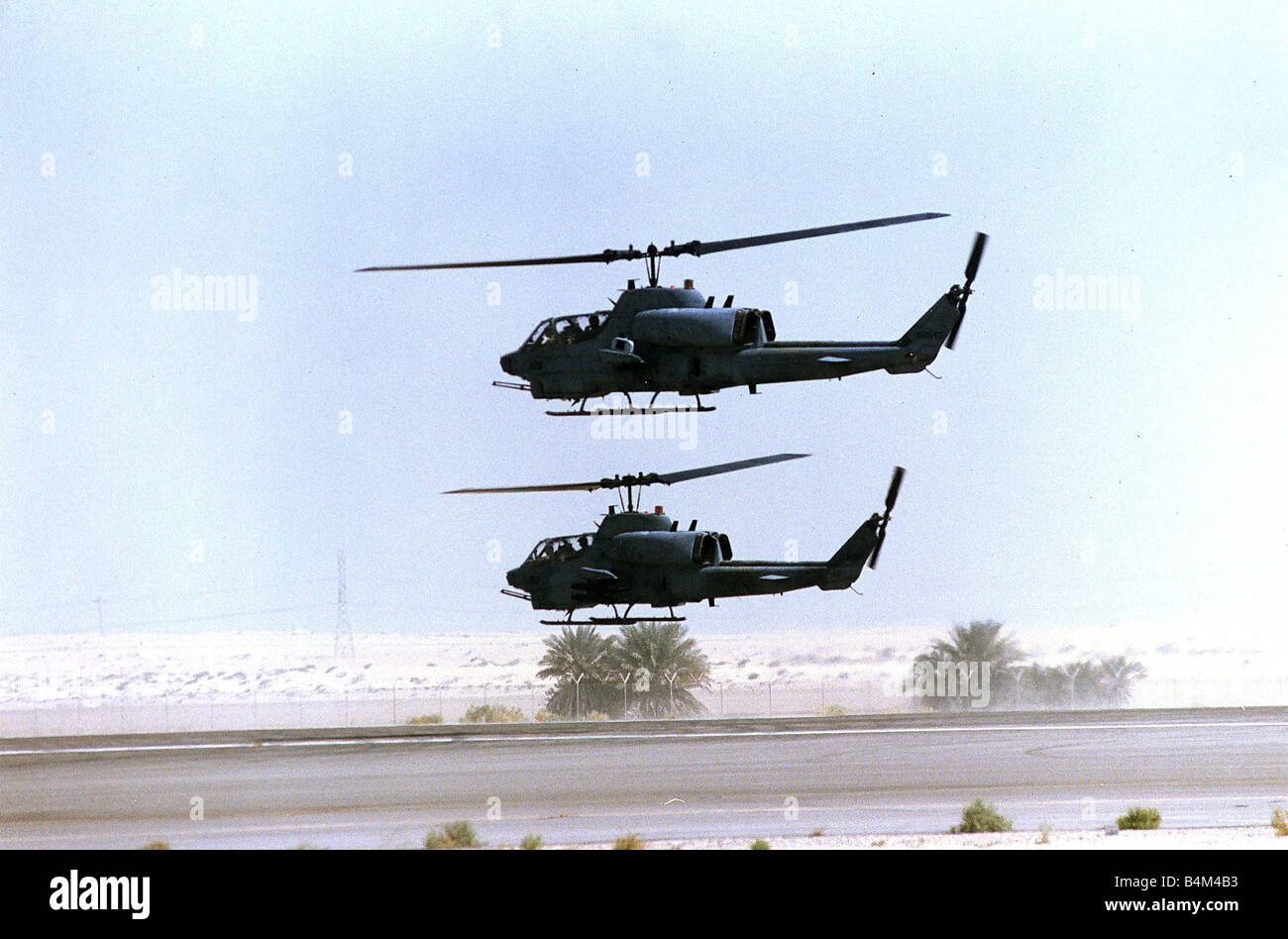 Deux hélicoptères de combat Cobra alliées vu ici en laissant un désert pour airfirld Arabie Airforce une patrouille de routine au cours de l'accumulation à l'opération Tempête du désert Banque D'Images