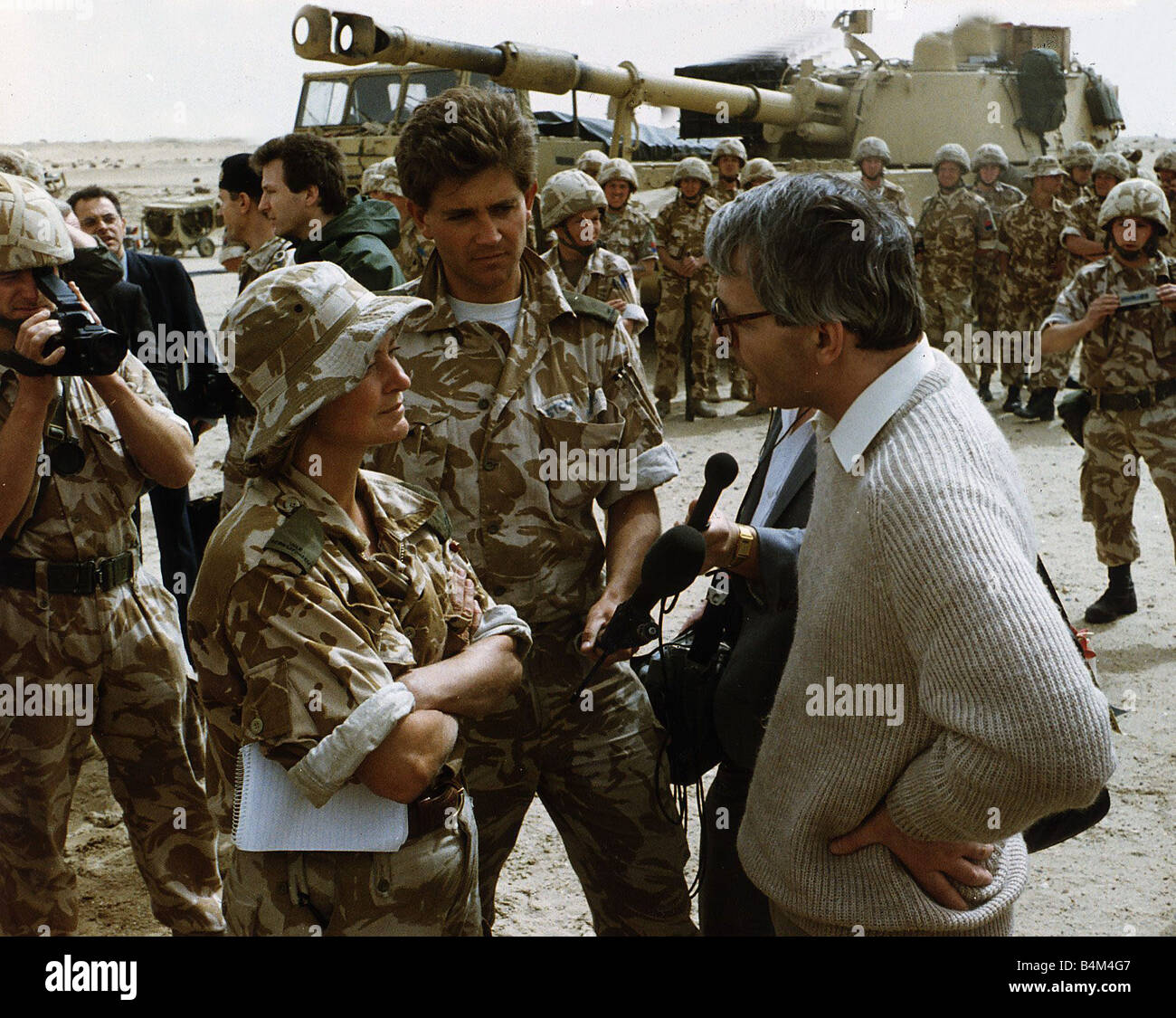 Le Premier ministre britannique John Major vu ici en cours d'un entretien avec le chef de la BBC Kate Adie corrospondent étrangers après la visite de troupes dans le désert pendant la construction de l'opération Tempête du désert 1991 Banque D'Images