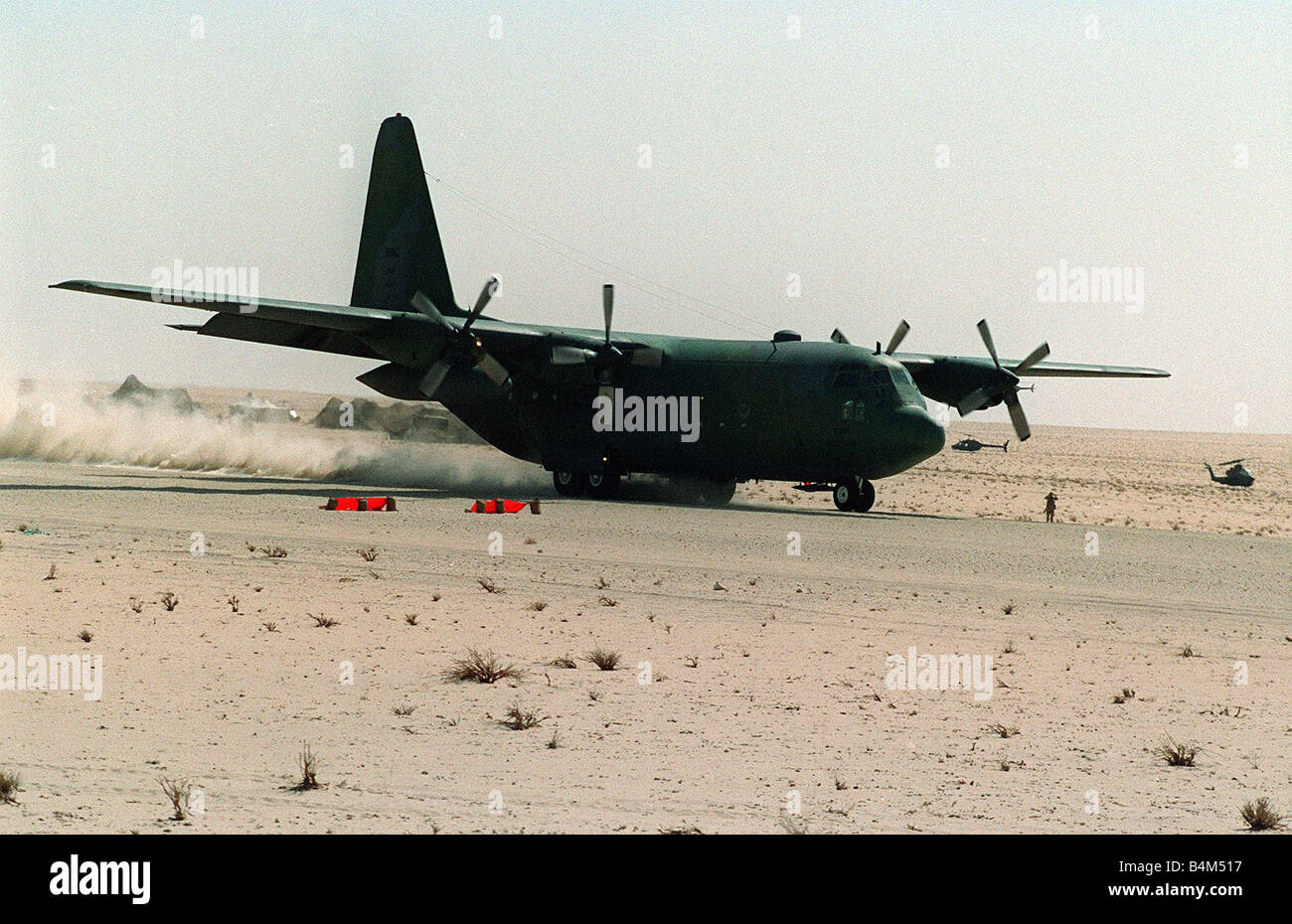 Commande de transport aérien militaire MAC USAF C130 Hercules Nov 1990 entreprendre off run sur piste du désert au cours de la première guerre du Golfe Banque D'Images