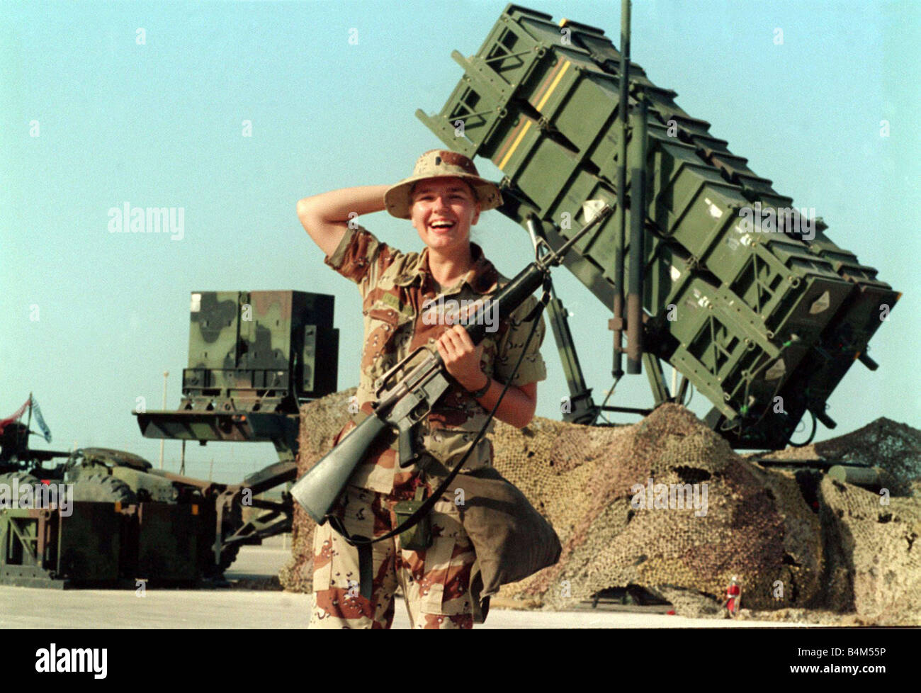 La guerre du Golfe, l'opération "Tempête du désert" Denbridge système de missiles de défense gardée par femme soldat le nouveau visage de la guerre dans les années 90, ce n'est pas seulement les types d'armes qui ont changé dans les armées d'aujourd'hui ni d'ailleurs les uniformes La guerre dans les années 90 a vu les femmes prenant un rôle de première ligne beaucoup plus ce soldat américain a été chargé de la défense d'un système de missiles Patriot mais ce n était pas seulement les Américains qui ont décidé de permettre aux femmes de se battre Banque D'Images