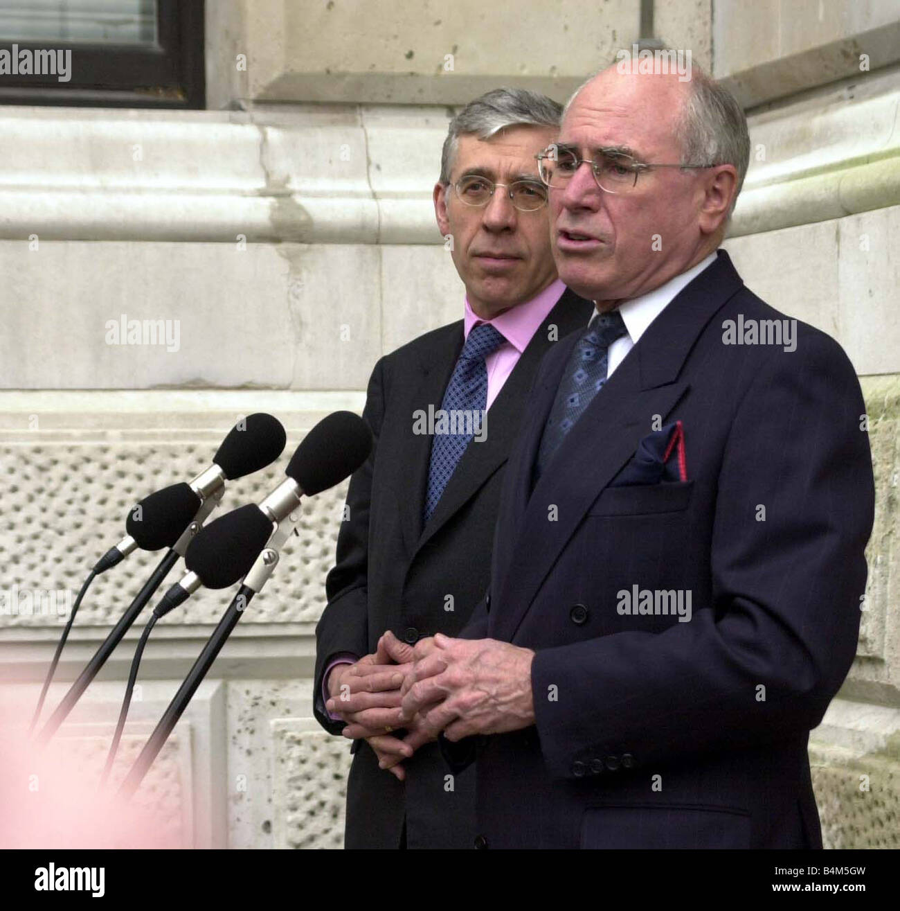 Le Premier ministre australien John Howard R Mars 2002 tient une conférence de presse avec la ministre des Affaires étrangères, Jack Straw, le Commonwealth a sauvé sa réputation en prenant une ligne dure à l'encontre du Zimbabwe Howard a dit que sa rencontre avec le Président nigérian Olusegun Obasanjo et le président sud-africain, Thabo Mbeki a été largement prévu pour retarder toute action contre le président du Zimbabwe, Robert Mugabe, dont la réélection controversée la semaine dernière avait divisé le groupe des 54 anciennes colonies britanniques principalement vers le bas les lignes raciales Mirrorpix Banque D'Images