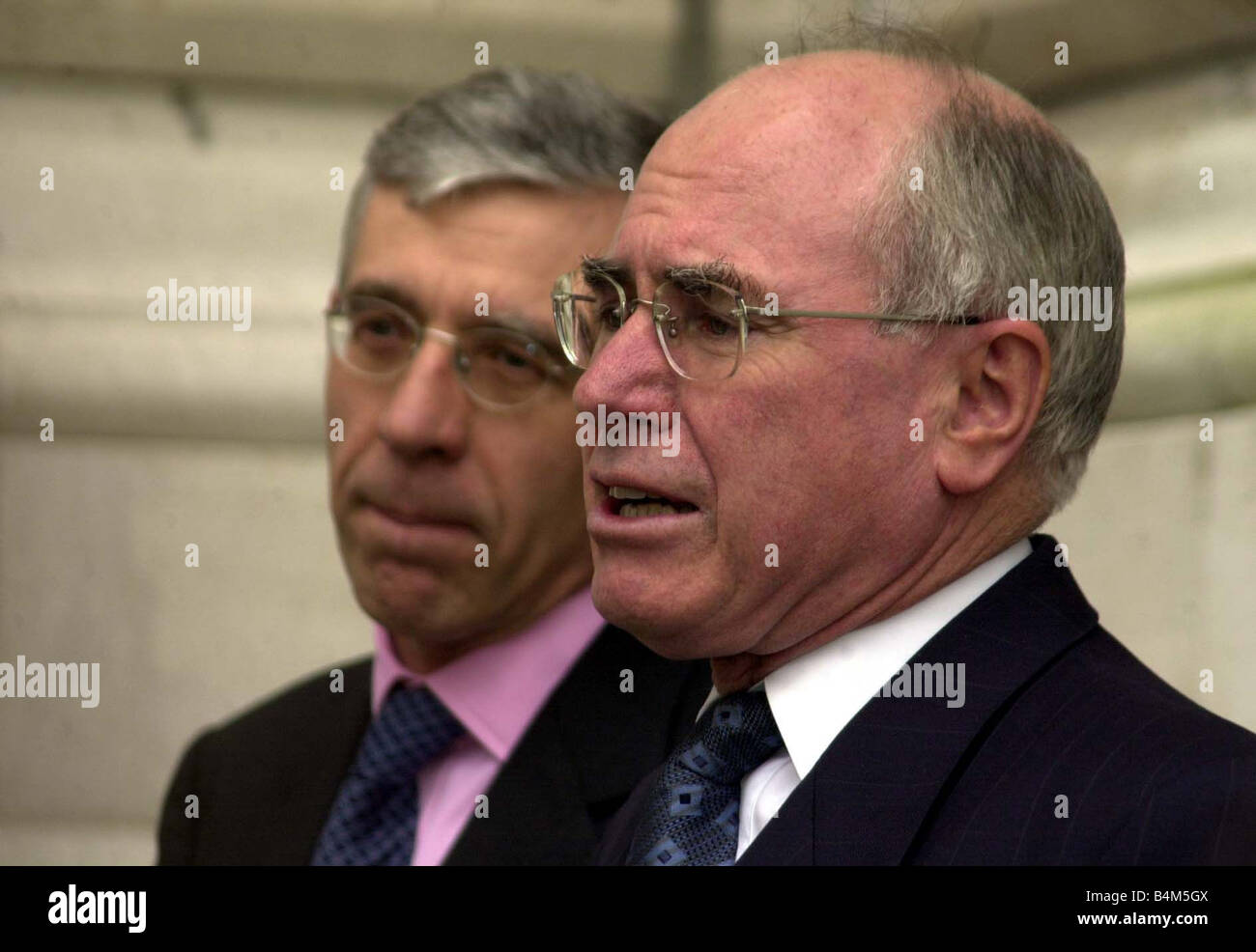 Le Premier ministre australien John Howard R Mars 2002 tient une conférence de presse avec la ministre des Affaires étrangères, Jack Straw, le Commonwealth a sauvé sa réputation en prenant une ligne dure à l'encontre du Zimbabwe Howard a dit que sa rencontre avec le Président nigérian Olusegun Obasanjo et le président sud-africain, Thabo Mbeki a été largement prévu pour retarder toute action contre le président du Zimbabwe, Robert Mugabe, dont la réélection controversée la semaine dernière avait divisé le groupe des 54 anciennes colonies britanniques principalement vers le bas les lignes raciales Mirrorpix Banque D'Images