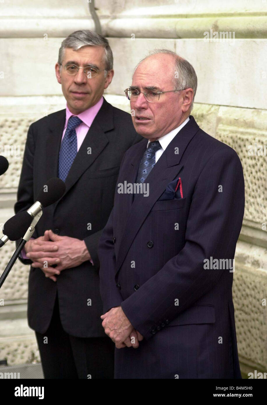 Le Premier ministre australien John Howard R Mars 2002 tient une conférence de presse avec la ministre des Affaires étrangères, Jack Straw, le Commonwealth a sauvé sa réputation en prenant une ligne dure à l'encontre du Zimbabwe Howard a dit que sa rencontre avec le Président nigérian Olusegun Obasanjo et le président sud-africain, Thabo Mbeki a été largement prévu pour retarder toute action contre le président du Zimbabwe, Robert Mugabe, dont la réélection controversée la semaine dernière avait divisé le groupe des 54 anciennes colonies britanniques principalement vers le bas les lignes raciales Mirrorpix Banque D'Images