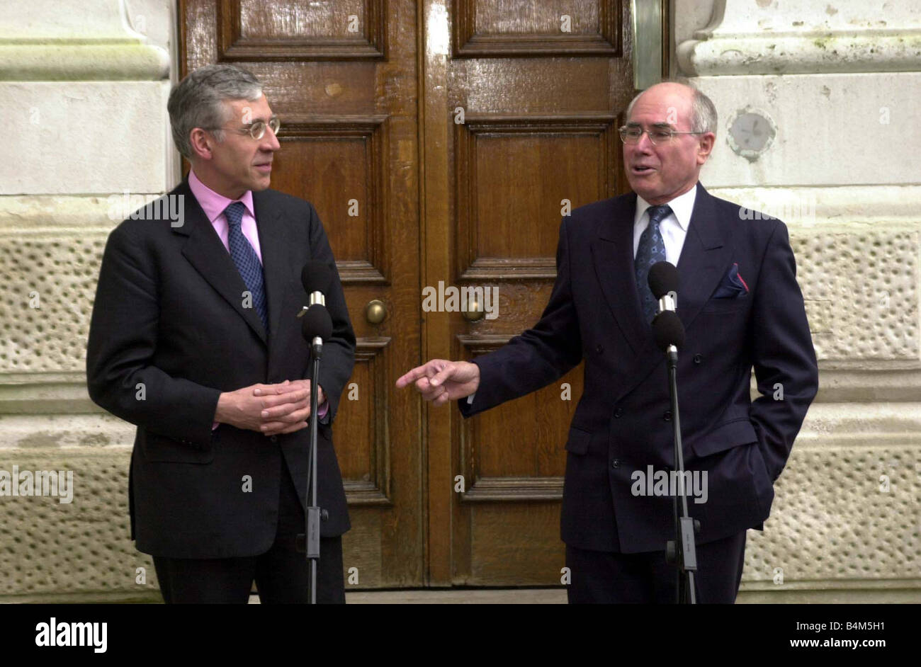 Le Premier ministre australien John Howard R Mars 2002 tient une conférence de presse avec la ministre des Affaires étrangères, Jack Straw, le Commonwealth a sauvé sa réputation en prenant une ligne dure à l'encontre du Zimbabwe Howard a dit que sa rencontre avec le Président nigérian Olusegun Obasanjo et le président sud-africain, Thabo Mbeki a été largement prévu pour retarder toute action contre le président du Zimbabwe, Robert Mugabe, dont la réélection controversée la semaine dernière avait divisé le groupe des 54 anciennes colonies britanniques principalement vers le bas les lignes raciales Mirrorpix Banque D'Images