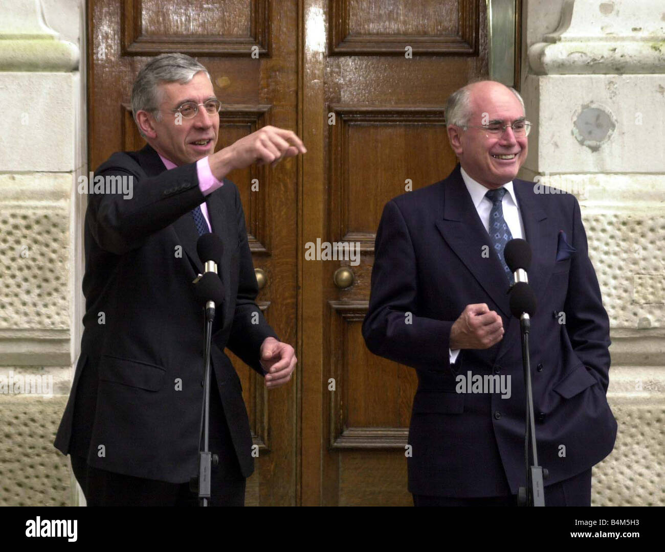 Le Premier ministre australien John Howard R Mars 2002 tient une conférence de presse avec la ministre des Affaires étrangères, Jack Straw, le Commonwealth a sauvé sa réputation en prenant une ligne dure à l'encontre du Zimbabwe Howard a dit que sa rencontre avec le Président nigérian Olusegun Obasanjo et le président sud-africain, Thabo Mbeki a été largement prévu pour retarder toute action contre le président du Zimbabwe, Robert Mugabe, dont la réélection controversée la semaine dernière avait divisé le groupe des 54 anciennes colonies britanniques principalement vers le bas les lignes raciales Mirrorpix Banque D'Images