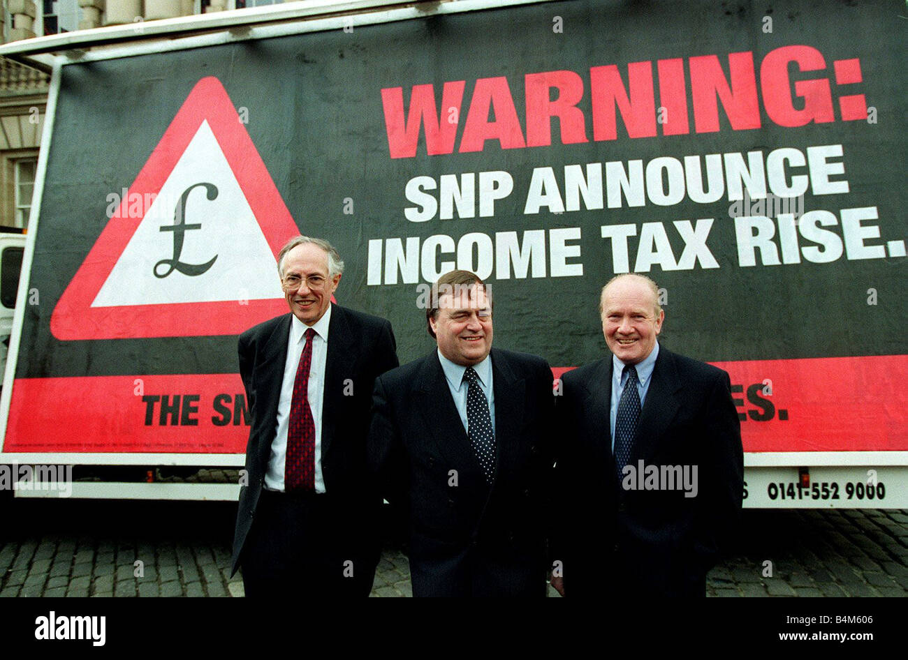 Le Secrétaire écossais Donald Dewar à gauche vice-premier ministre John Prescott Center et John Reid, lancer une nouvelle campagne d'affichage en Ecosse visent à la mise en garde le public au sujet de l'impôt sur le revenu s'élève alledged SNP Banque D'Images
