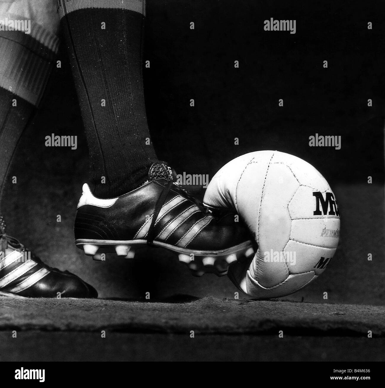 Chaussures de football Banque d'images noir et blanc - Alamy