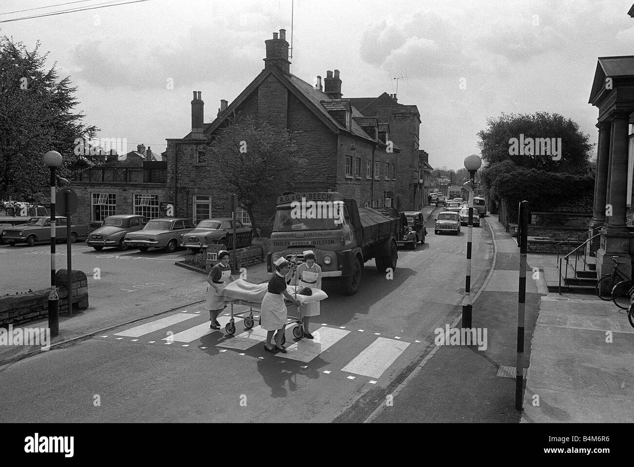 Student Nurse Anne Luce Nurse Betty de Silva lunettes et soeur Ruth Miller en traitement d'urgence avec le sang couler à travers une route très fréquentée d'un côté de Cirencester Memorial Hospital à l'autre la Cirencester Memorial Hospital est divisé par une route principale 1966 Banque D'Images