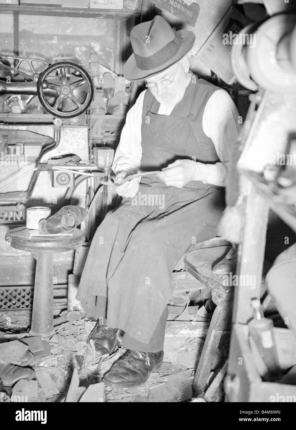 Un cordonnier travaillant dans son atelier vers 1930 Banque D'Images