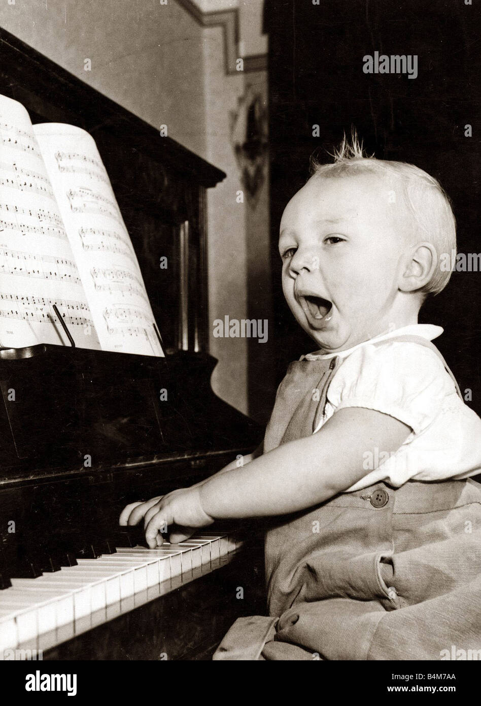 Un jeune musicien au cours de la pratique vers 1950 Banque D'Images