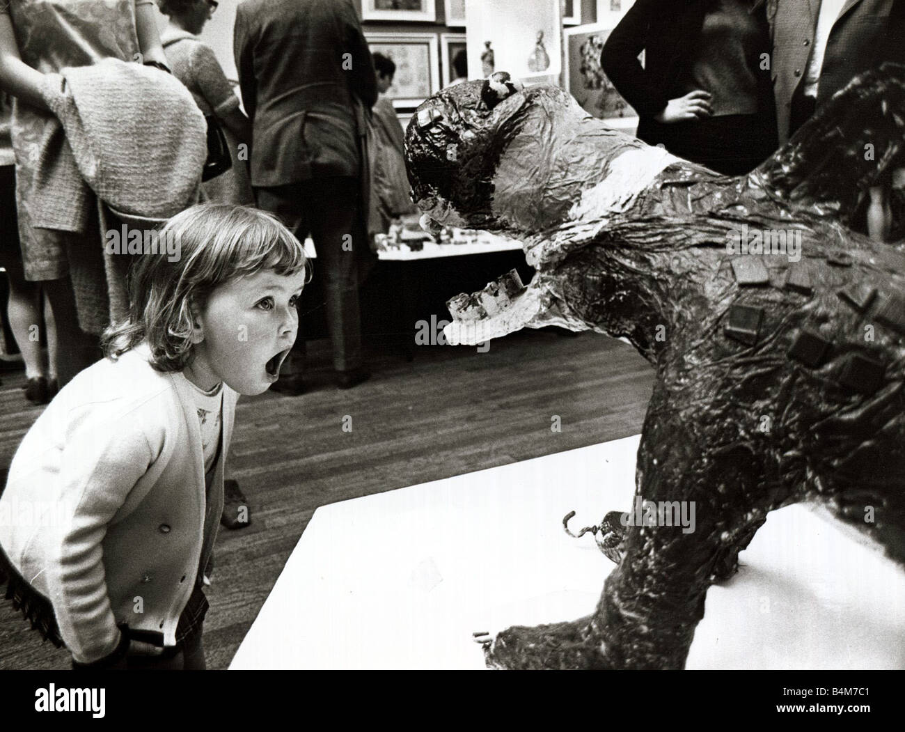 Trois ans Cheryl Thomas regardant un monstre sculptées à l'Exposition nationale de l'art pour enfants Septembre 1968 Banque D'Images