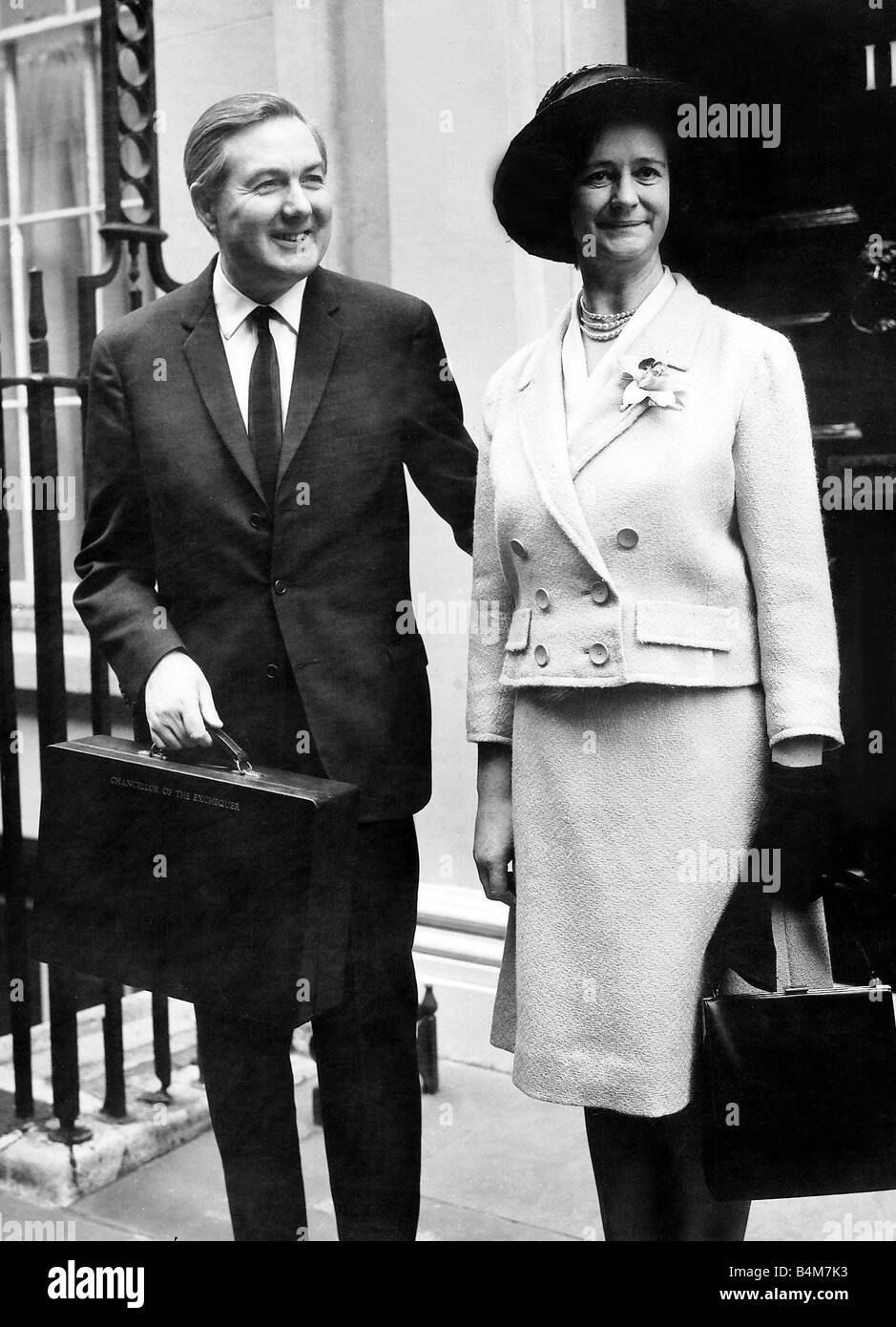 James Callaghan, chancelier de l'Échiquier avec sa femme le jour de la présentation du Budget 1965 Banque D'Images