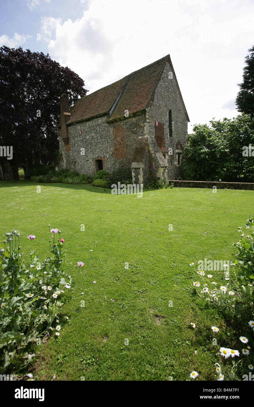 Ville de Canterbury, Angleterre. Le Jardin Franciscain avec chapelle de Greyfriars sur Canterbury's River Stour. Banque D'Images