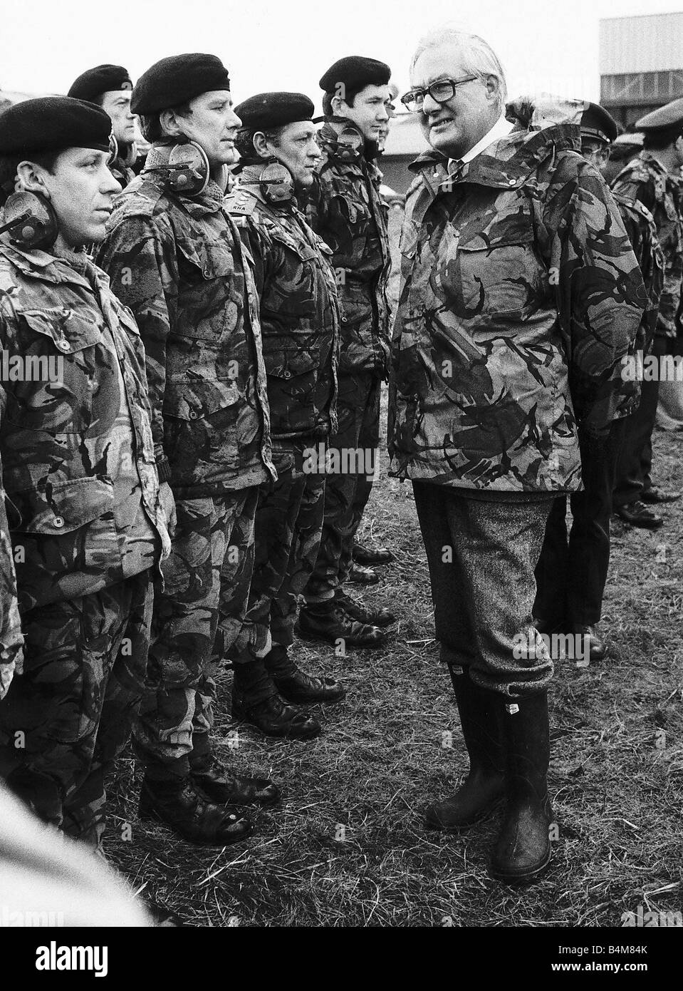 James Callaghan de l'inspection des soldats Artillary Royal Banque D'Images