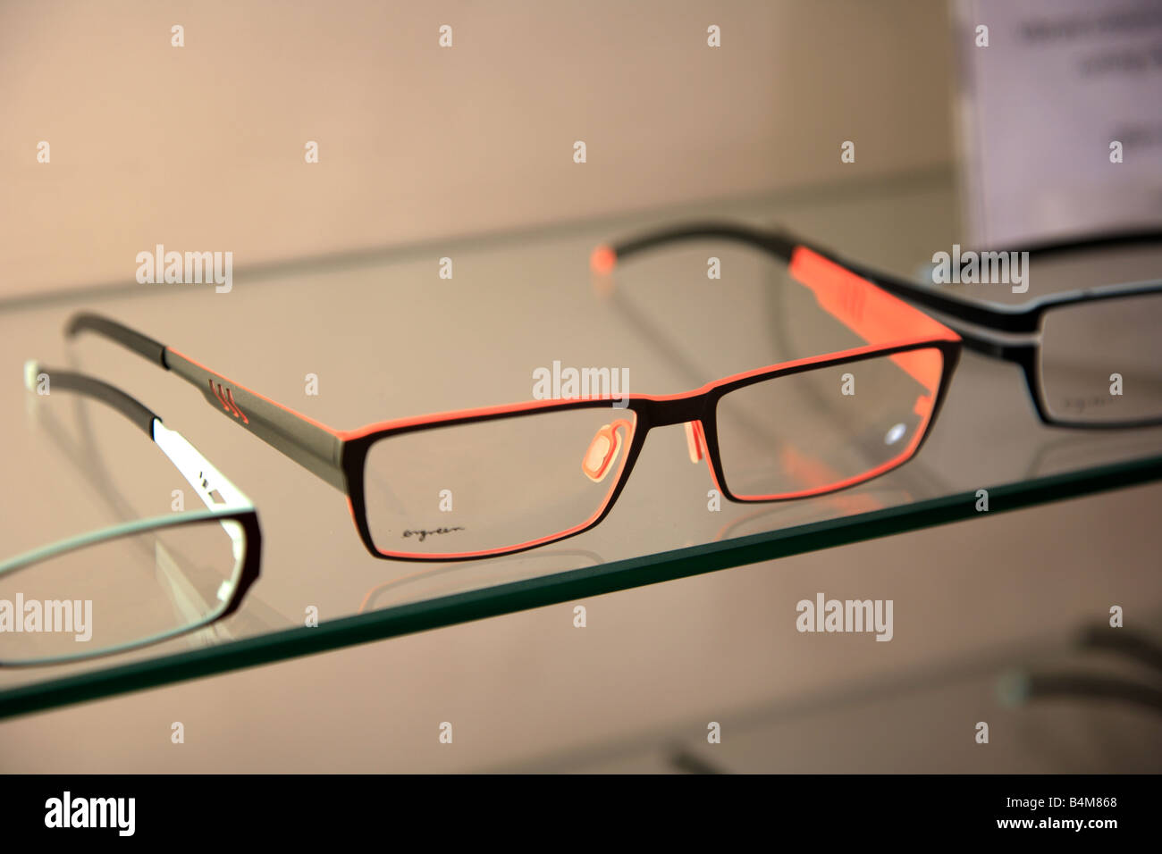 Verres de lunettes Concepteur sur l'affichage dans un quartier branché High  Street Opticiens Shop Photo Stock - Alamy