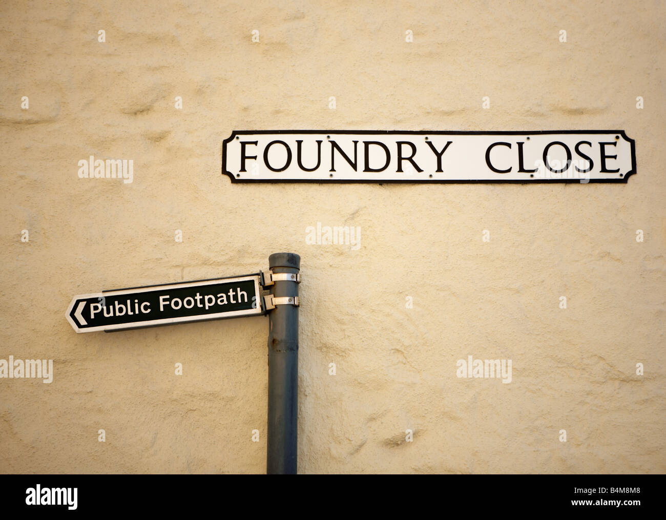 Fonderie 'Fermer' street sign & 'sentier public', Portland, Dorset, England, UK Banque D'Images