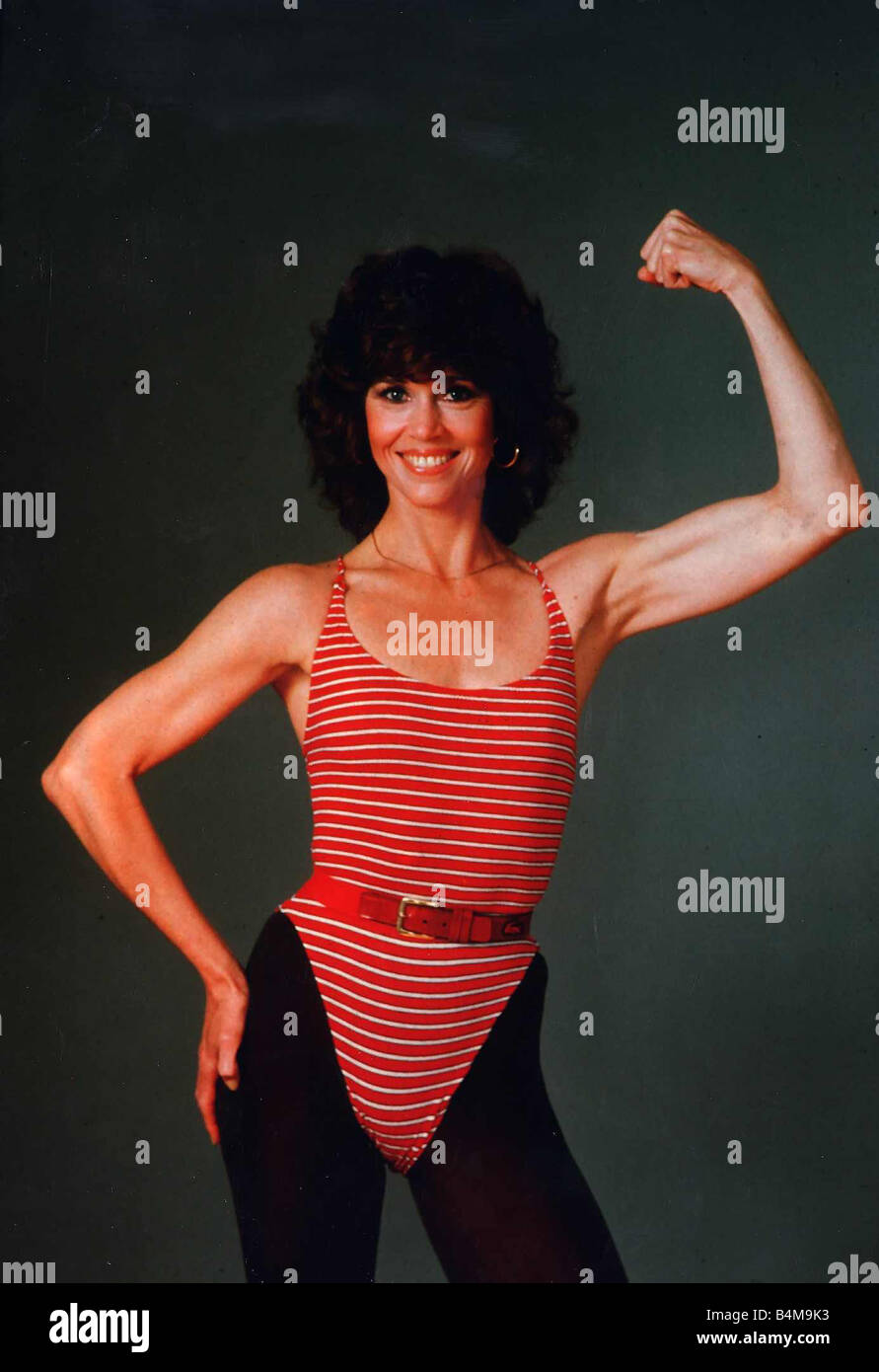 Jane Fonda actrice en strongman posent au cours vidéo gym craze fist au dessus de la tête bras musclé flexing muscles Janvier 1993 Banque D'Images