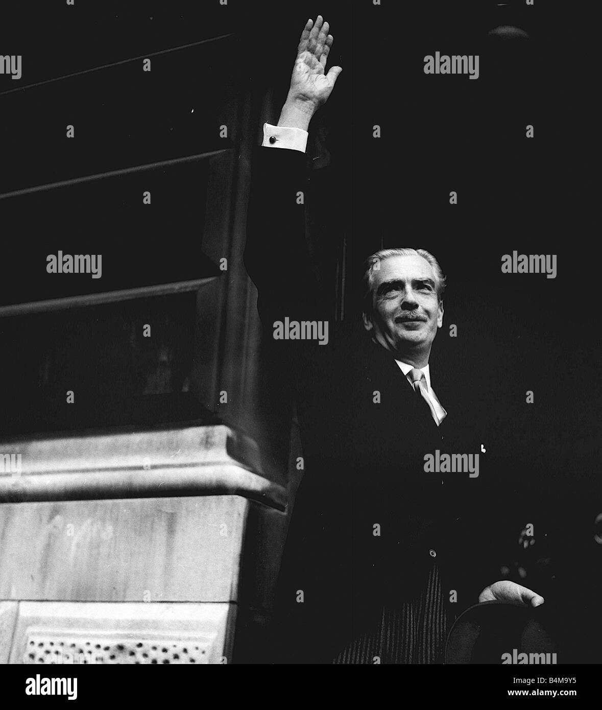 Sir Anthony Eden, le nouveau Premier Ministre après la nomination officielle n'avait été accordée par la reine 1955 Banque D'Images Sir Anthony Eden, le nouveau Premier Ministre après la nomination officielle n'avait été accordée par la reine 1955 Banque D'Images