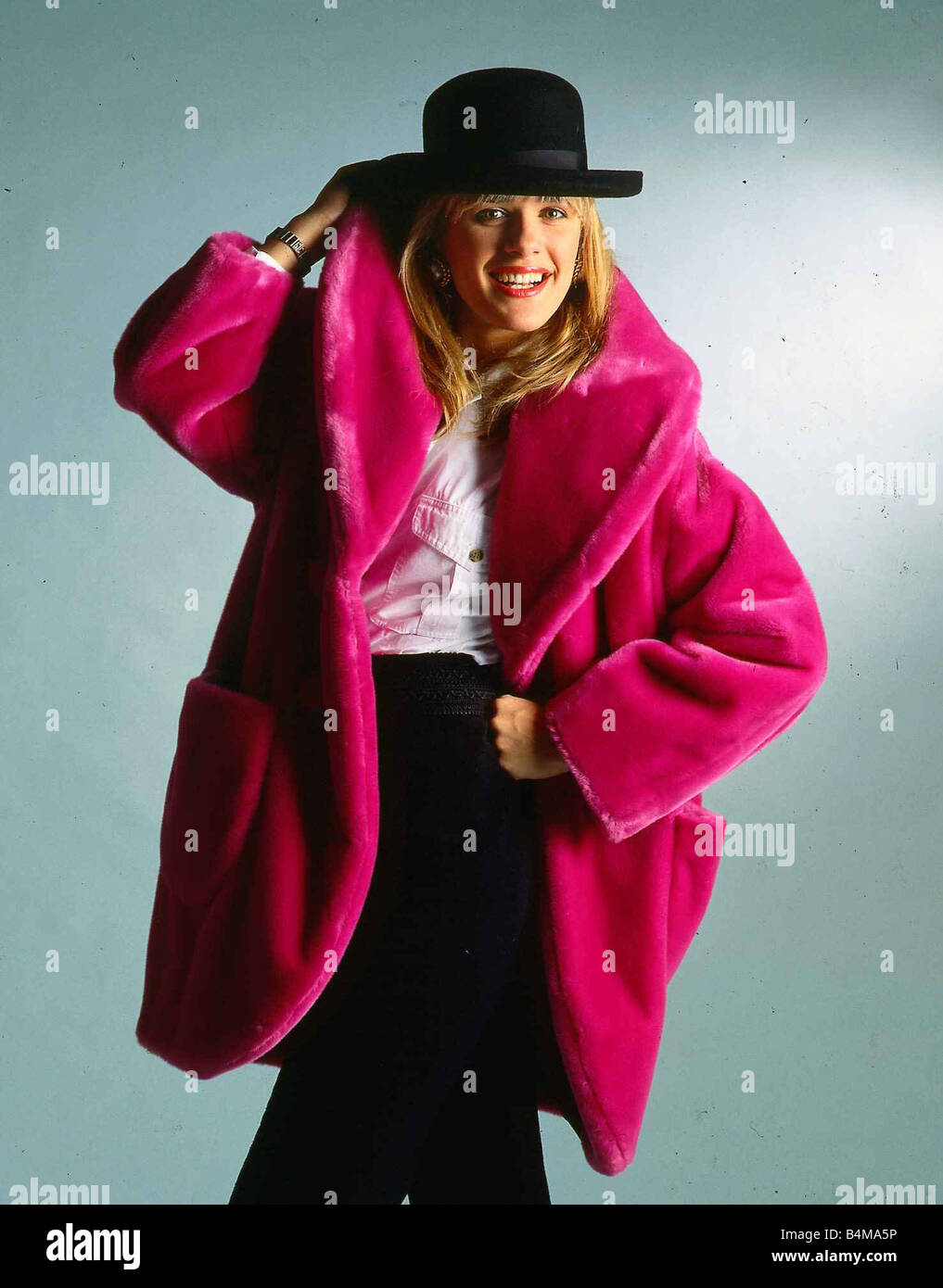 Carol Smillie présentatrice TV modèle rose portant des faux manteau de  fourrure et chapeau noir Photo Stock - Alamy