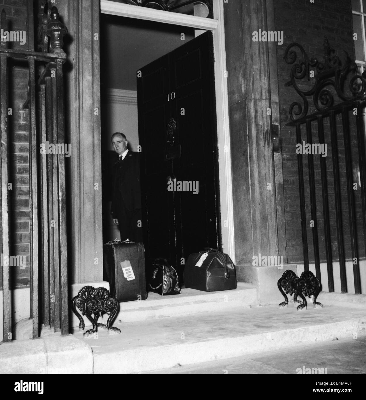 Crise de Suez 1956 sacs Anthony Eden à l'extérieur No 10 avant son départ de Bretagne pour des vacances en Jamaïque selon des ordres du médecin Banque D'Images