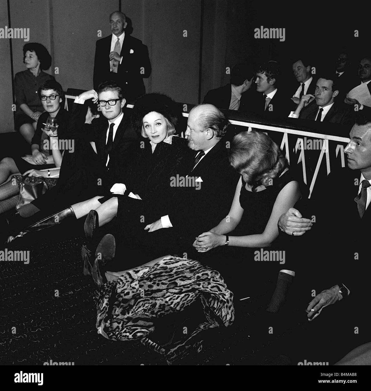 L'actrice Marlene Dietrich sitting on floor Novembre 1963 Banque D'Images