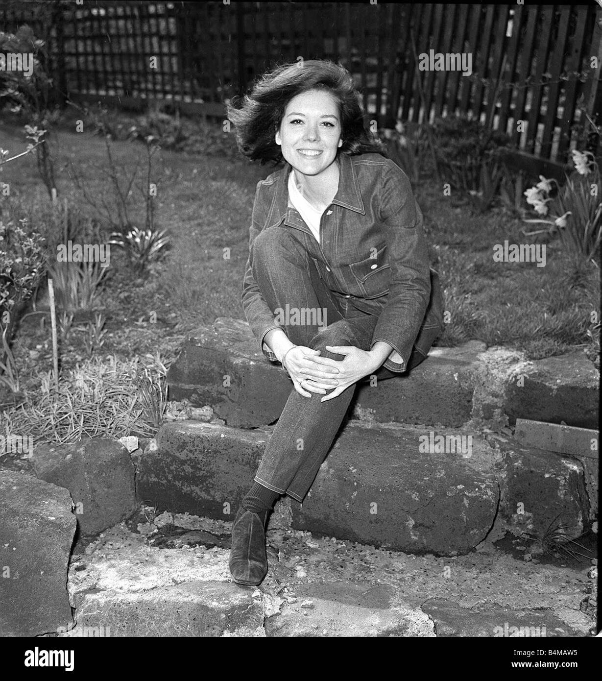 L'actrice Diana Rigg Apr 1965 dans son jardin Banque D'Images
