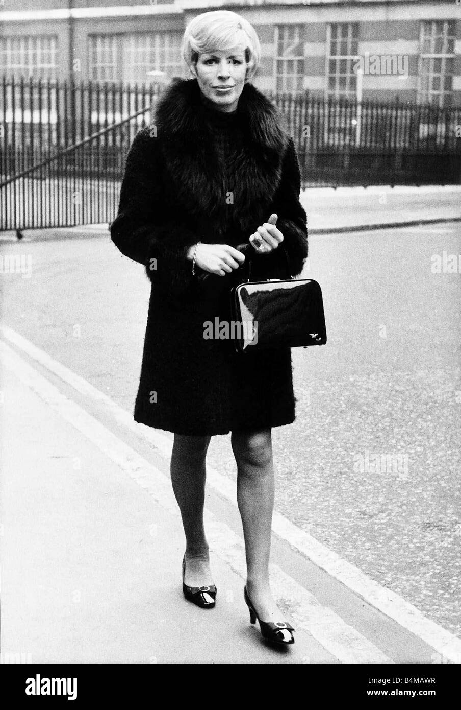 Mme Yootha Joyce Edwards ancienne actrice Yootha Joyce après son divorce d'action aujourd'hui de son mari Monsieur J G Edwards vu ici après son divorce Feb 1969 Banque D'Images