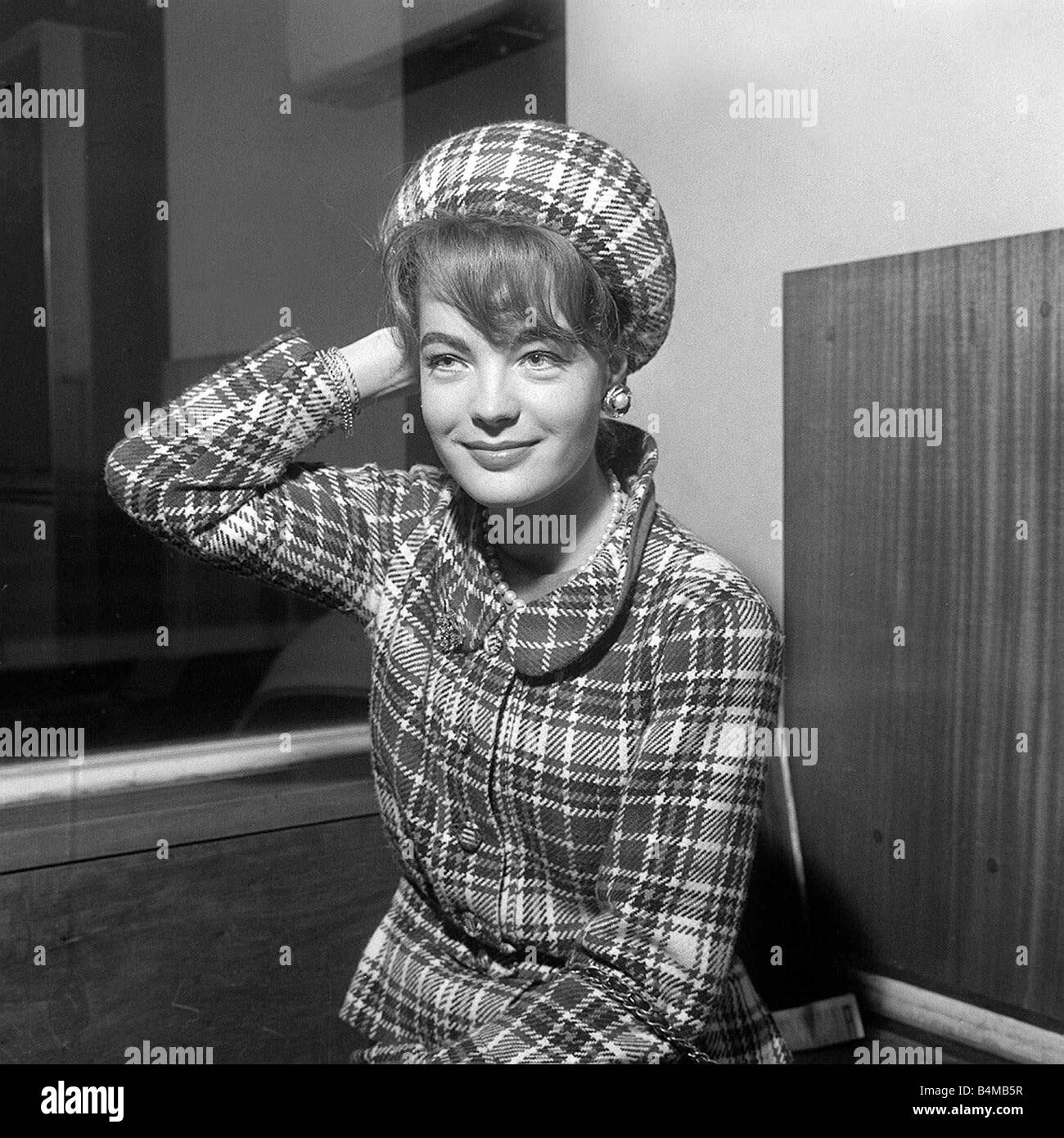 Novembre 1962 Romy Schneider actrice à genoux Banque D'Images