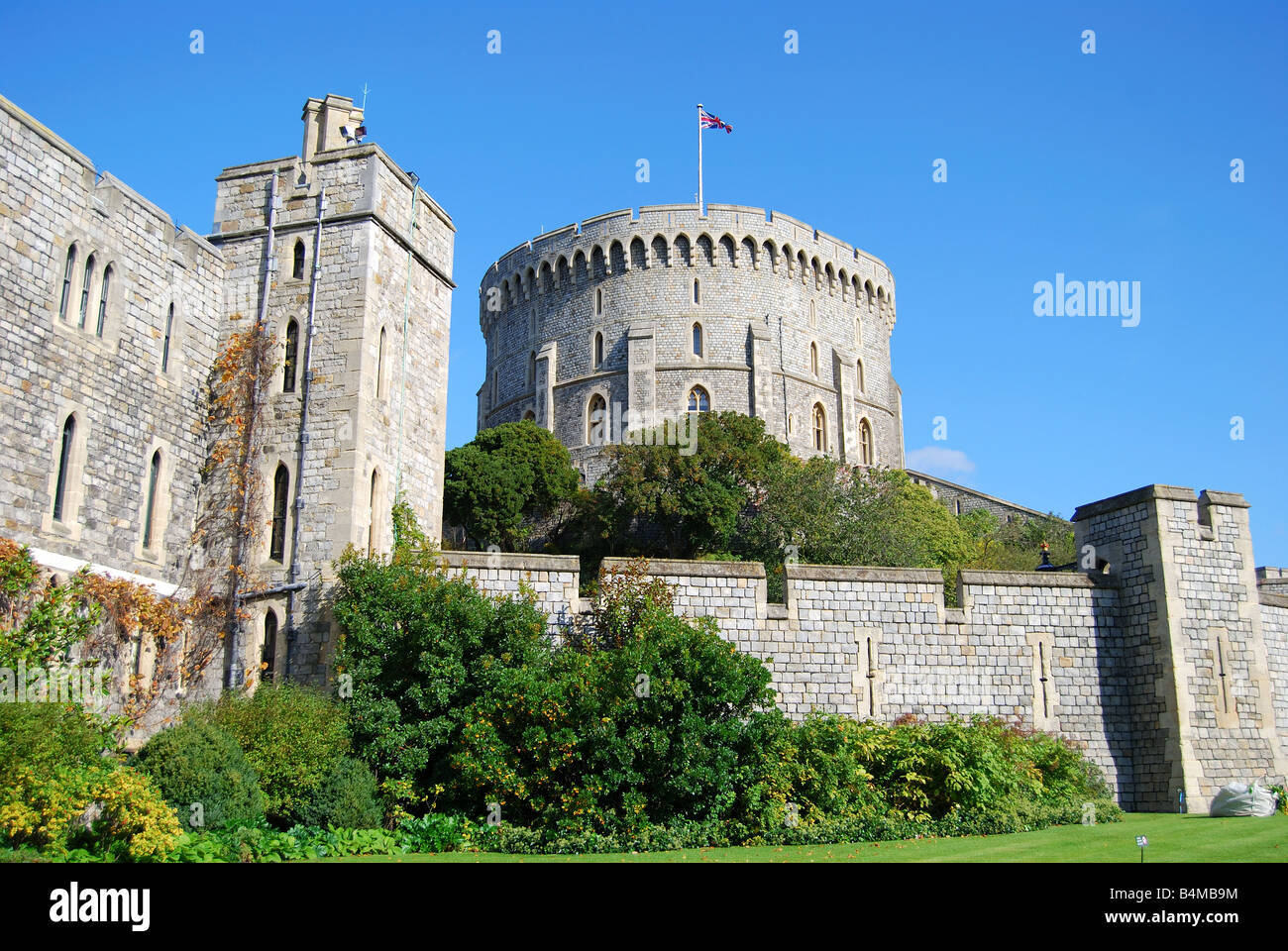 La tour ronde et les murs du château, le château de Windsor, Windsor, Berkshire, Angleterre, Royaume-Uni Banque D'Images