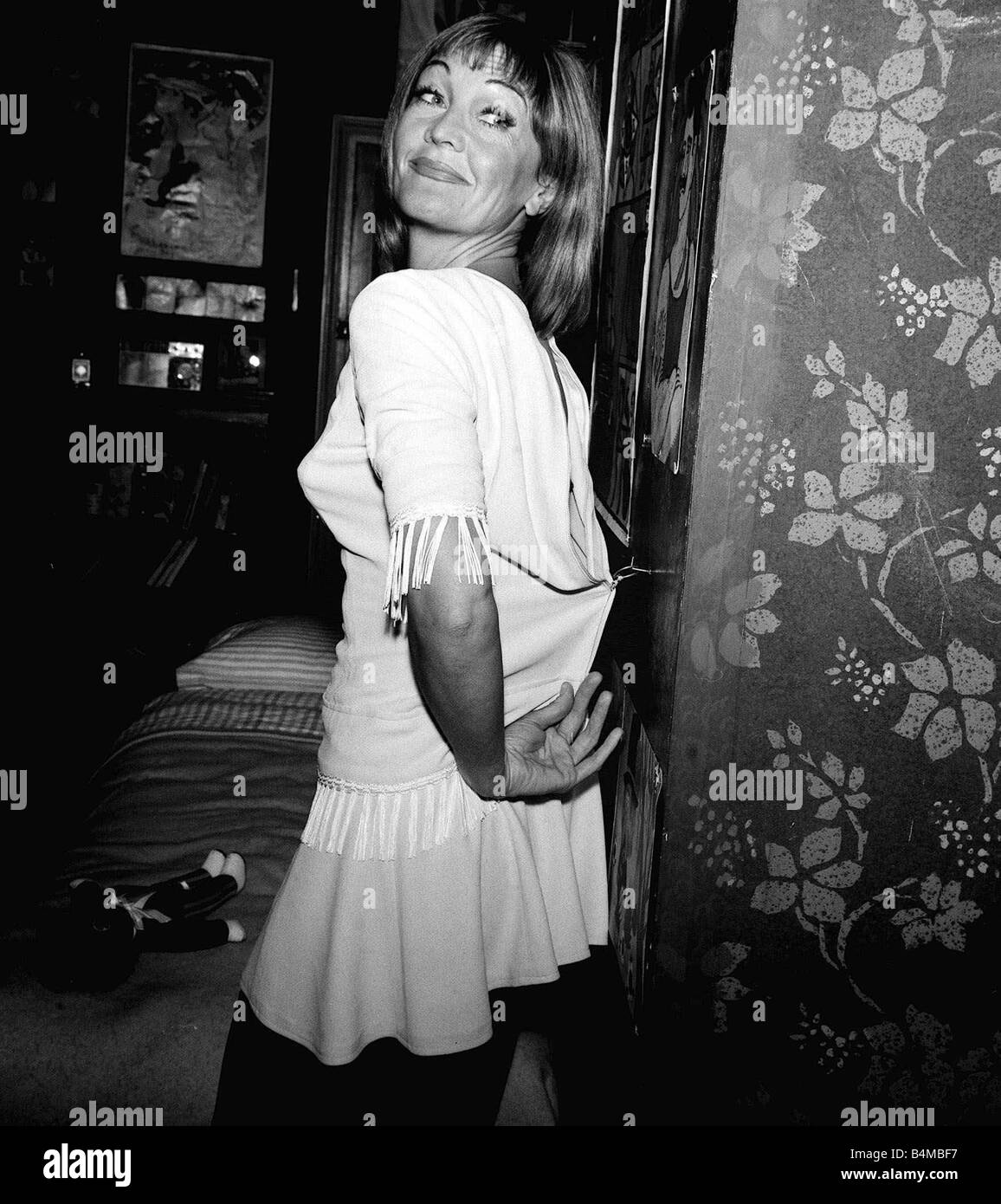 Sheila Hancock Septembre 1969 L'actrice et d'étoiles d'alors, que sur l'amour de théâtre au Criterion Theatre photographié en train de s'habiller Banque D'Images