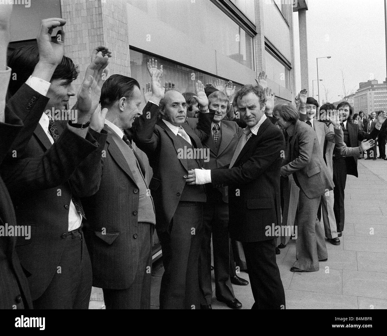 John Thaw Mars 1976 Premier plan et Dennis Waterman Frisk Cinquième six hommes à l'extérieur de la Thames TV Programme TV La série Sweeney Banque D'Images