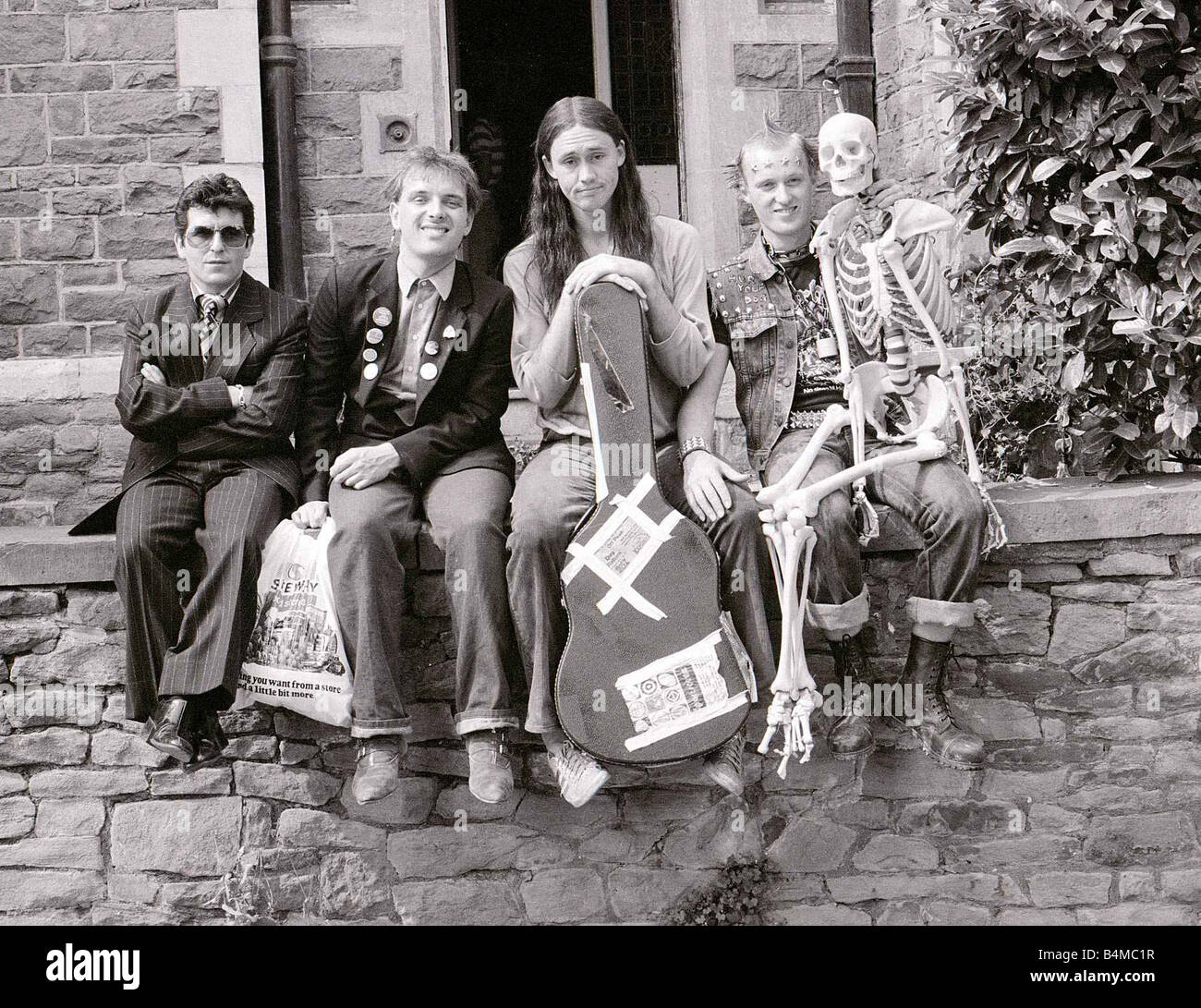 Les jeunes de l'endroit à Bristol Août 1982 Rik Mayall Chris Ryan Nigel Planer et Ade Edmondson Punk squelette Mirrorpix Banque D'Images