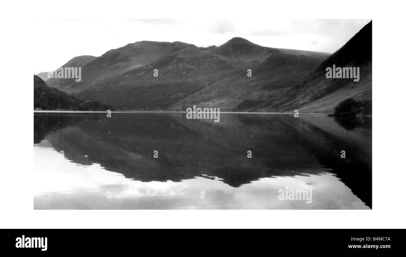 Montagne sur l'autre rive se reflètent sur la surface de l'Crummock Water Lake District Cumbria toujours calme reflet Montagne Hills Banque D'Images